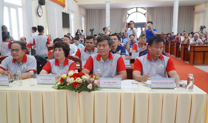 Cácđại biểu tham dự chương trình tiếp nhận Sếu đầu đỏ. Ảnh: Bình Minh