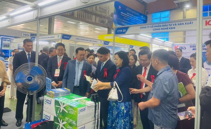 Các đại biểu tham quan triển lãm