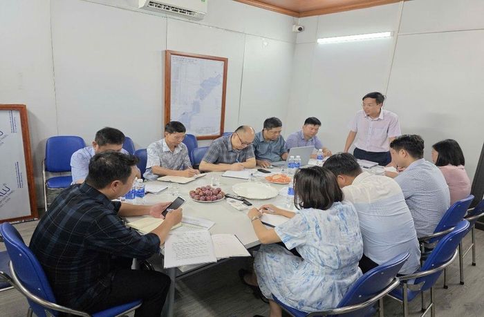 Ông Vũ Quang Khánh, Phó Trưởng Ban Quản lý Khu kinh tế cửa khẩu Đồng Đăng - Lạng Sơn phát biểu chỉ đạo trong buổi làm việc về tình hình đầu tư xây dựng công trình hạ tầng kỹ thuật tại Khu công nghiệp VSIP Lạng Sơn.