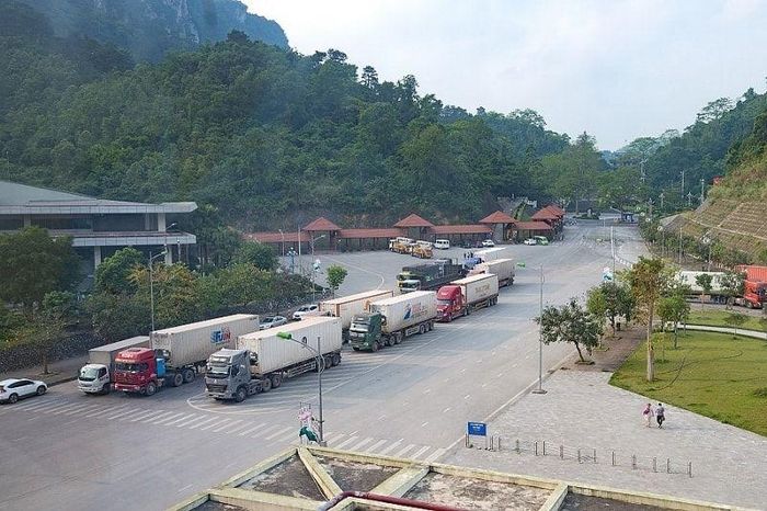 Lưu thông hàng hóa tại Cửa khẩu Quốc tế Hữu Nghị, tỉnh Lạng Sơn. 