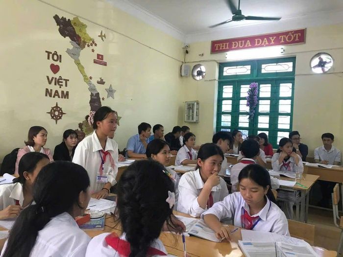 Nhà trường luôn chú trọng giáo dục đạo đức, lối sống, kỹ năng sống cho học sinh.