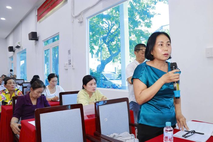 Nữ cử tri đặt câu hỏi và được đại biểu HĐND TP.HCM tổ 34 trả lời thỏa đáng.