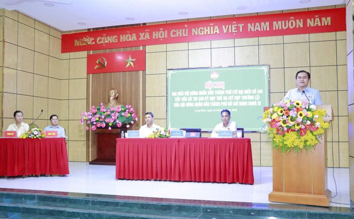 Ủy viên thường trực HĐND TP.HCM, Trưởng ban Văn hóa – Xã hội HĐND TP.HCM Cao Thanh Bình trả lời tại buổi tiếp xúc cử tri tổ đại biểu số 34 HĐND TP.HCM vào chiều 24/6.