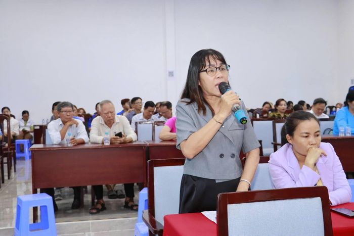 Cử tri phát biểu ý kiến tại buổi tiếp xúc đại biểu HĐND TP.HCM tổ 34.