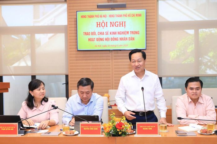 Trưởng Ban Đô thị HĐND TP. Hồ Chí Minh Hoàng Tùng đóng góp một số ý kiến tại buổi làm việc