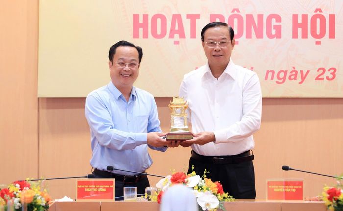 Thường trực HĐND TP. Hà Nội tặng quà lưu niệm Thường trực HĐND TP. Hồ Chí Minh