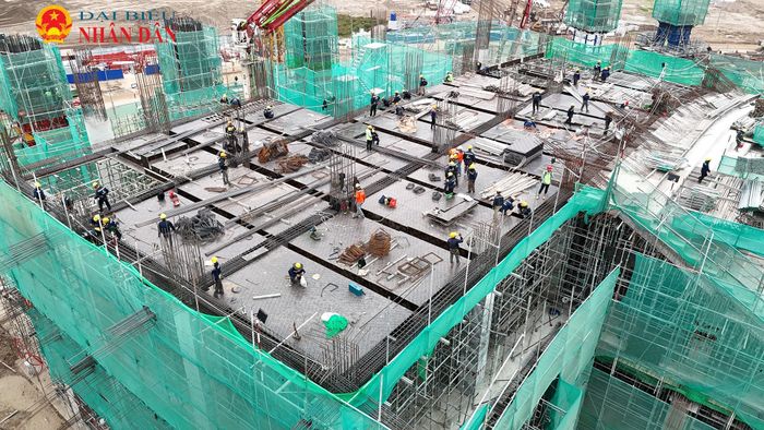 Tính đến cuối tháng 5, các đơn vị đang thi công kết cấu bê tông cốt thép tầng 2 và các khán đài. Những ngày tháng 6, đang triển khai lắp đặt kết cấu thép đỡ mái