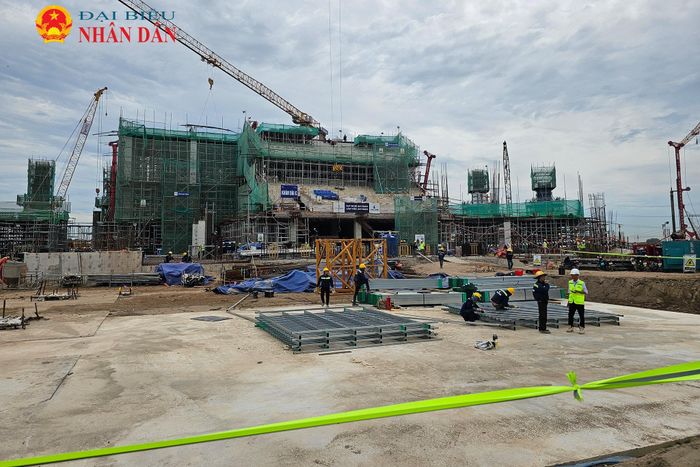 Sau khi hoàn thành, SVĐ Hùng Vương được định vị là công trình xanh và thông minh, tích hợp AI với khả năng thay mới mặt sân trong 6-10 giờ; ghế thông minh kết nối 5G; kiểm soát an ninh và dòng người theo thời gian thực; thu - tái chế nước tiết kiệm 70% nước sạch; thông gió tự nhiên giảm năng lượng điều hòa, giảm tiếng ồn…