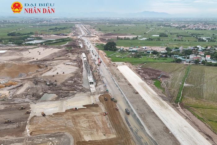 Tại đây cũng đang xây dựng tuyến đường rộng 120m, kết nối Quốc lộ 21B với SVĐ Hùng Vương. Hiện con đường này đang được triển khai thần tốc, nhiều hạng mục như trồng cây, thảm nhựa đã hoàn thành