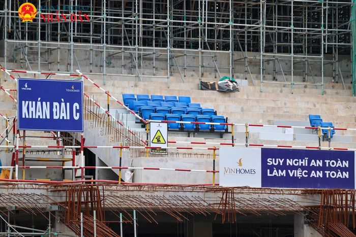 Tại khán đài C, một số hàng ghế ngồi thử được lắp đặt, tạo cảm giác như SVĐ Hùng Vương đang gần hoàn thành