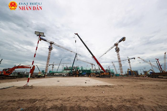 Có mặt tại đại công trường thi công SVĐ Hùng Vương, có thể cảm nhận rõ tiếng máy móc vang lên từ nhiều phía