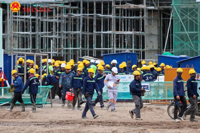 Mỗi ngày có hàng nghìn chuyên gia, kỹ sư, công nhân và máy móc trên công trường. Các đơn vị chia thành nhiều ca, kíp để thi công cả ngày lẫn đêm