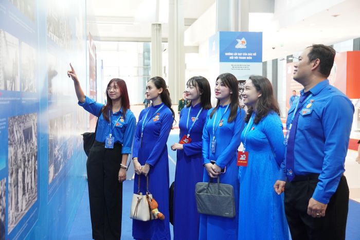 Đoàn Thanh niên Quốc hội tham quan không gian trưng bày triển lãm với chủ đề “Chuyến tàu tiến vào kỷ nguyên mới” được Trung ương Đoàn tổ chức diễn ra trong hai ngày 24 và 25/6/2026.