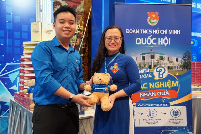 Theo đồng chí, việc ứng dụng chuyển đổi số trong hoạt động tuyên truyền là xu hướng tất yếu, góp phần nâng cao hiệu quả truyền thông, đồng thời mở ra nhiều cách tiếp cận mới để đưa các nội dung chính trị, pháp luật và kiến thức xã hội đến gần hơn với thế hệ trẻ.