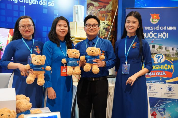 Đoàn đại biểu Huế tham quan gian hàng tuổi trẻ Quốc hội.