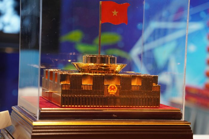 Tại không gian trưng bày với chủ đề "Đoàn TNCS Hồ Chí Minh Quốc hội: Đoàn kết - Bản lĩnh - Tiên phong chuyển đổi số", hình ảnh Nhà Quốc hội được tái hiện nổi bật tại trung tâm gian hàng, bên cạnh các khu vực trải nghiệm công nghệ số hiện đại.