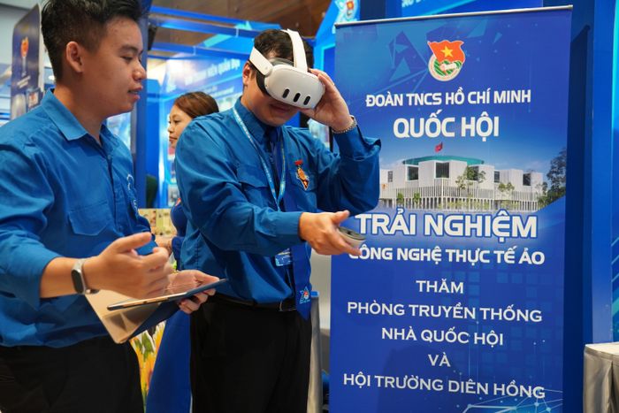 Khu vực trải nghiệm công nghệ thực tế ảo (VR) thu hút đông đảo đại biểu tham gia, mang đến cơ hội khám phá không gian Nhà Quốc hội, Phòng Truyền thống Quốc hội và Hội trường Diên Hồng bằng công nghệ số hiện đại.