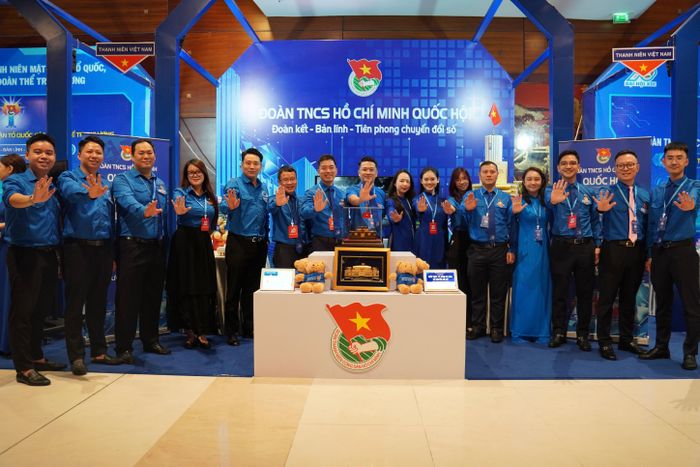 Các đại biểu chụp ảnh lưu niệm tại sự kiện.
