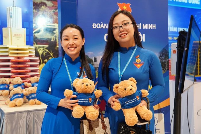 Đoàn đại biểu Sơn La tham quan gian hàng Đoàn Thanh niên Quốc hội.