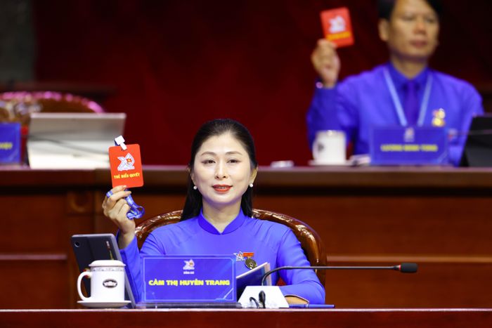 Các đại biểu tiến hành biểu quyết tại lễ khai mạc.