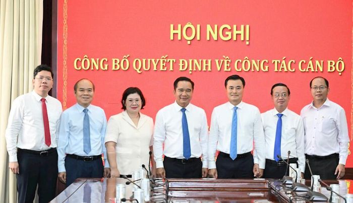 Các đại biểu chúc mừng tân Bí thư Đảng ủy phường Sài Gòn Bùi Xuân Cường. Ảnh: Việt Dũng