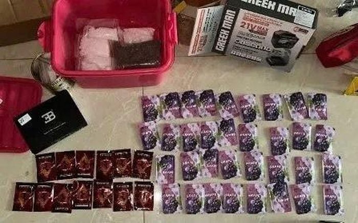 Tang vật thu giữ gồm 1.000 viên ma túy tổng hợp dạng thuốc lắc, khoảng 1,5kg ketamine, 47 gói ma túy dạng "nước vui"