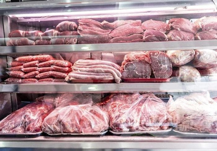 Các loại thịt được bảo quản trong tủ mát tại một siêu thị để bán cho khách hàng