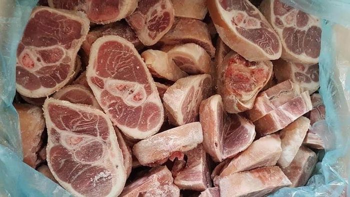 Thịt heo đông lạnh được cắt khúc để bán cho khách hàng