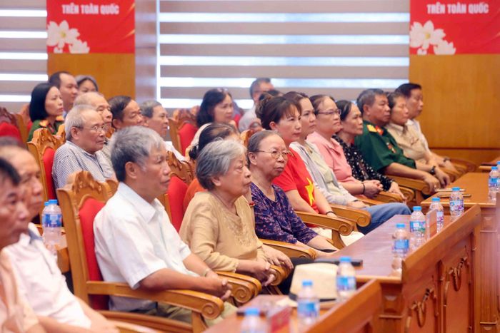 Thân nhân gia đình liệt sĩ tham dự buổi lễ