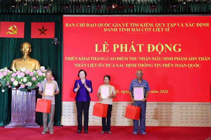 Phó Thủ tướng Phạm Thị Thanh Trà trao thông báo kết quả giám định ADN hài cốt liệt sĩ cho đại diện gia đình các liệt sĩ