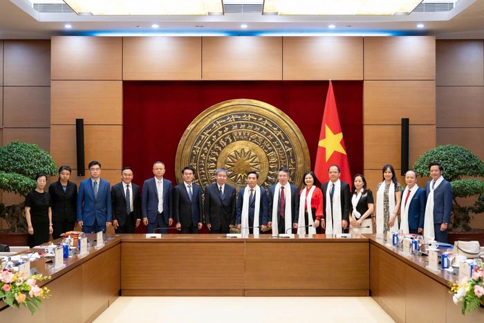 Phó Chủ tịch Quốc hội, Thượng tướng Nguyễn Doãn Anh chụp ảnh lưu niệm cùng Phó Chủ nhiệm Ủy ban Thường vụ Nhân đại Khu tự trị Tây Tạng, Trung Quốc