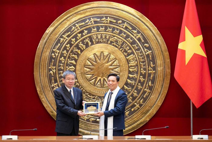 Phó Chủ tịch Quốc hội, Thượng tướng Nguyễn Doãn Anh tặng quà lưu niệm Phó Chủ nhiệm Ủy ban Thường vụ Nhân đại Khu tự trị Tây Tạng, Trung Quốc