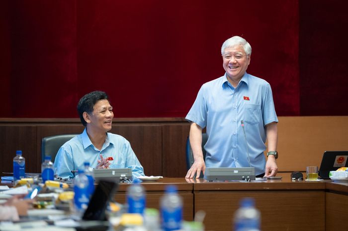 Phó Bí thư Thường trực Đảng ủy Quốc hội, Phó Chủ tịch Thường trực Quốc hội Đỗ Văn Chiến dự và chỉ đạo phiên họp của Hội đồng Dân tộc