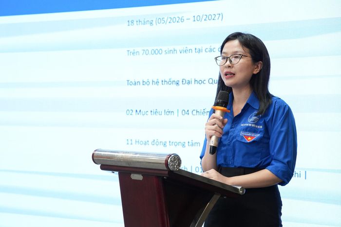 Đồng chí Nguyễn Thị Việt Linh – Phó Bí thư Thường trực Đoàn ĐHQGHN giới thiệu Dự án “Xây dựng môi trường sống lành mạnh và không khói thuốc tại ĐHQGHN” giai đoạn 2026–2027.