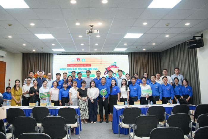 Các đại biểu chụp hình lưu niệm tại chương trình