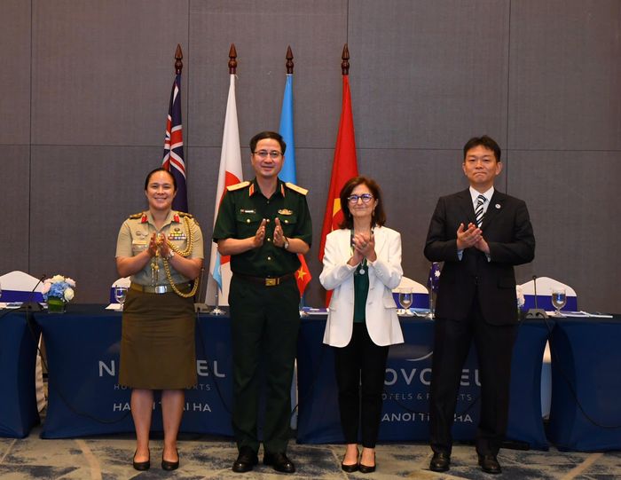 Từ trái qua phải: Đại tá Alana Burkitt, Tùy viên Quốc phòng Australia tại Việt Nam; Cục trưởng Cục Gìn giữ hòa bình Việt Nam, Thiếu tướng Phạm Mạnh Thắng; bà Giovana Ceglie, Giám đốc Các hoạt động đặc biệt, Cục Hỗ trợ hoạt động Liên Hợp Quốc; ông Takuma Sakaguchi, Vụ trưởng Vụ Hợp tác hòa bình quốc tế, Bộ Ngoại giao Nhật Bản