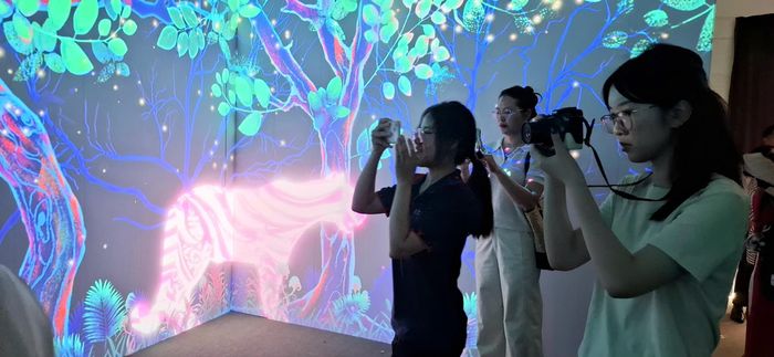 Triển lãm thu hút sự chú ý của đông đảo công chúng, nhất là người trẻ