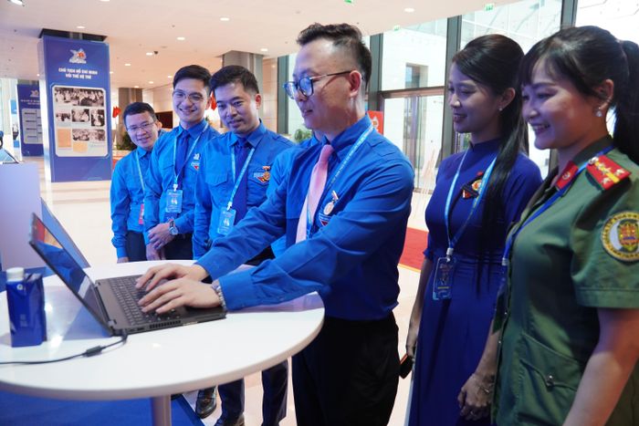Đặc biệt, thông qua công nghệ tương tác, đại biểu trực tiếp gửi gắm những thông điệp ý nghĩa, kỳ vọng của mình tới Đại hội thông qua phần mềm lưu bút số.