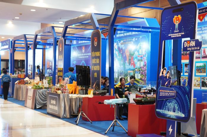 Mỗi không gian trưng bày được thiết kế như một “toa tàu” mang theo bản sắc riêng của từng đơn vị, tạo nên một hành trình trải nghiệm sinh động và giàu tính biểu trưng, thể hiện tinh thần kết nối, đoàn kết và đổi mới trong tổ chức triển lãm.