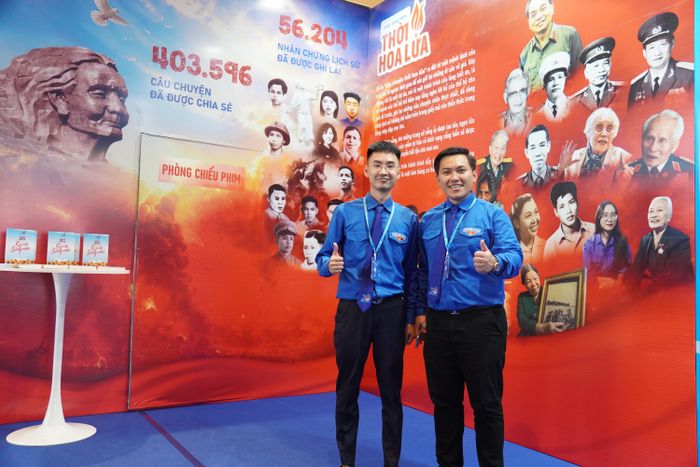 Một trong những không gian giàu cảm xúc tại triển lãm là khu vực ký ức “Những câu chuyện thời hoa lửa”, nơi tái hiện những năm tháng hào hùng của các thế hệ thanh niên Việt Nam trong sự nghiệp đấu tranh giành độc lập, thống nhất đất nước và bảo vệ Tổ quốc.