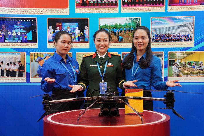 Ấn tượng mô hình "UAV mang dàn phóng đạn chữa cháy" của Đoàn đại biểu Quân đôi.
