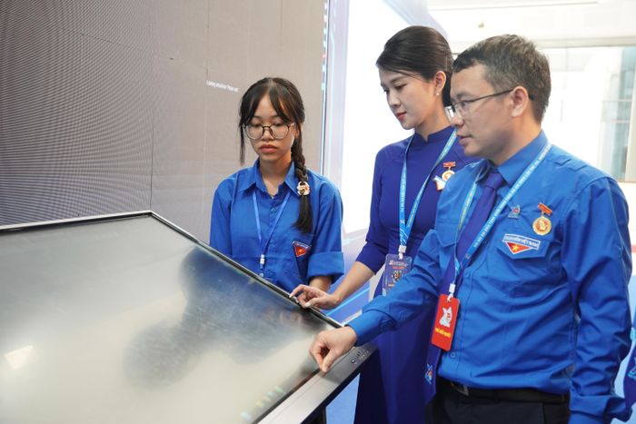 Màn hình tương tác thu hút đông đảo đoàn viên, thanh niên tham gia trải nghiệm, qua đó tiếp cận các nội dung trưng bày một cách trực quan, sinh động và tăng cường sự tương tác trong không gian triển lãm.
