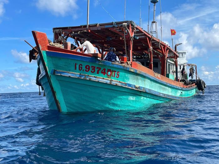 Tàu chở dầu DO không rõ nguồn gốc bị lực lượng chức năng dẫn giải về xử lý