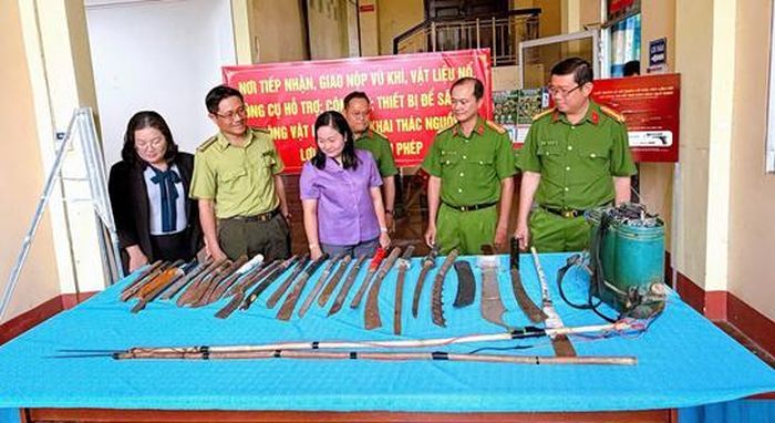 Lực lượng công an tiếp nhận, vận động người dân giao nộp vũ khí, vật liệu nổ, công cụ hỗ trợ. (Ảnh:CACT)