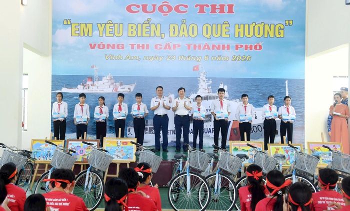 Đại tá Trần Văn Năm, Chủ nhiệm Chính trị Bộ Tư lệnh Vùng Cảnh sát biển 1 trao xe đạp cho các em học sinh vượt khó vươn lên trong học tập.
