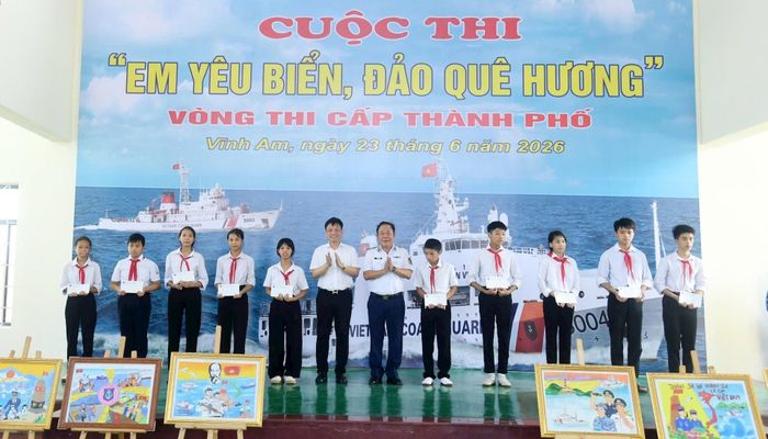 Thiếu tướng Trần Văn Hậu, Chính ủy Bộ Tư lệnh Vùng Cảnh sát biển 1 và lãnh đạo Ban Tuyên giáo và Dân vận Thành ủy Hải Phòng trao quà cho các em học sinh vượt khó vươn lên trong học tập.
