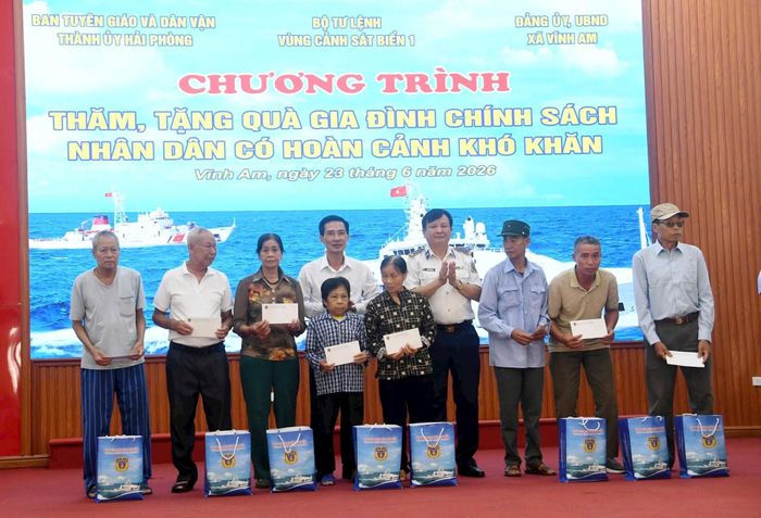 Bộ Tư lệnh Vùng Cảnh sát biển 1 thăm, tặng quà Mẹ Việt Nam anh hùng, gia đình chính sách, nhân dân có hoàn cảnh khó khăn.