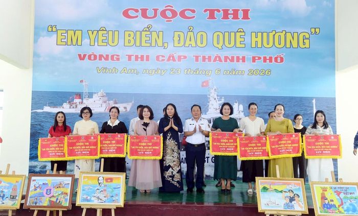 Ban tổ chức tặng cờ lưu niệm cho các đơn vị tham gia cuộc thi.