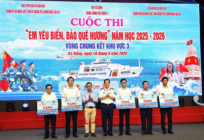 Trung tướng Bùi Quốc Oai - Chính ủy Cảnh sát biển Việt Nam cùng các nhà đồng hành trao tặng tivi cho các nhà trường.