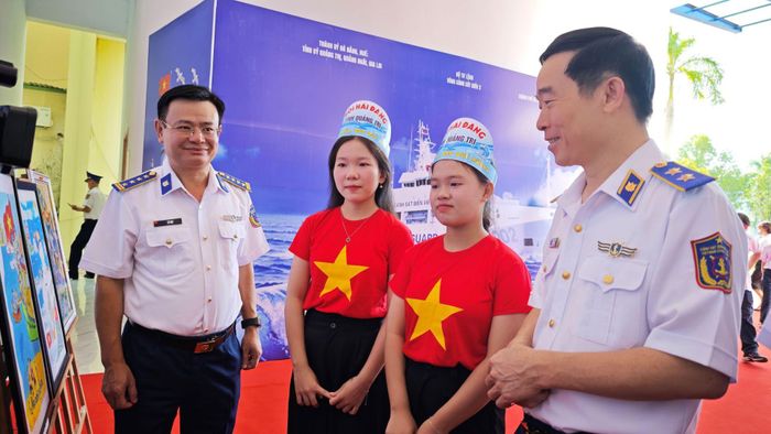 Trung tướng Bùi Quốc Oai - Chính ủy Cảnh sát biển Việt Nam tham quan triển lãm tranh với chủ đề “Biển, đảo Tổ quốc và Người chiến sĩ Cảnh sát biển”.